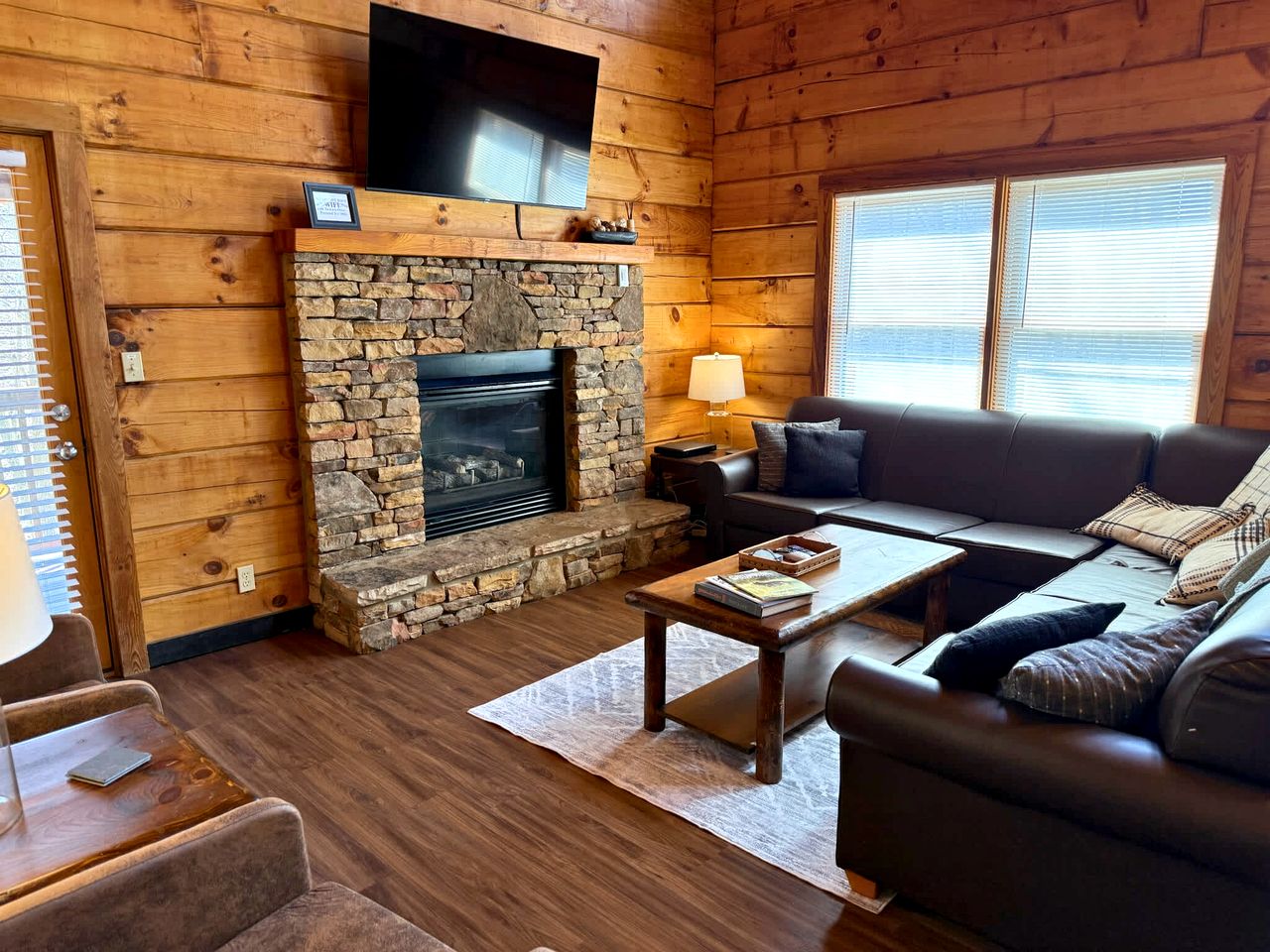 Secluded and Luxurious Log Cabin with Private Hot Tub in the Great Smoky Mountains, Perfect for a Family Getaway to Gatlinburg