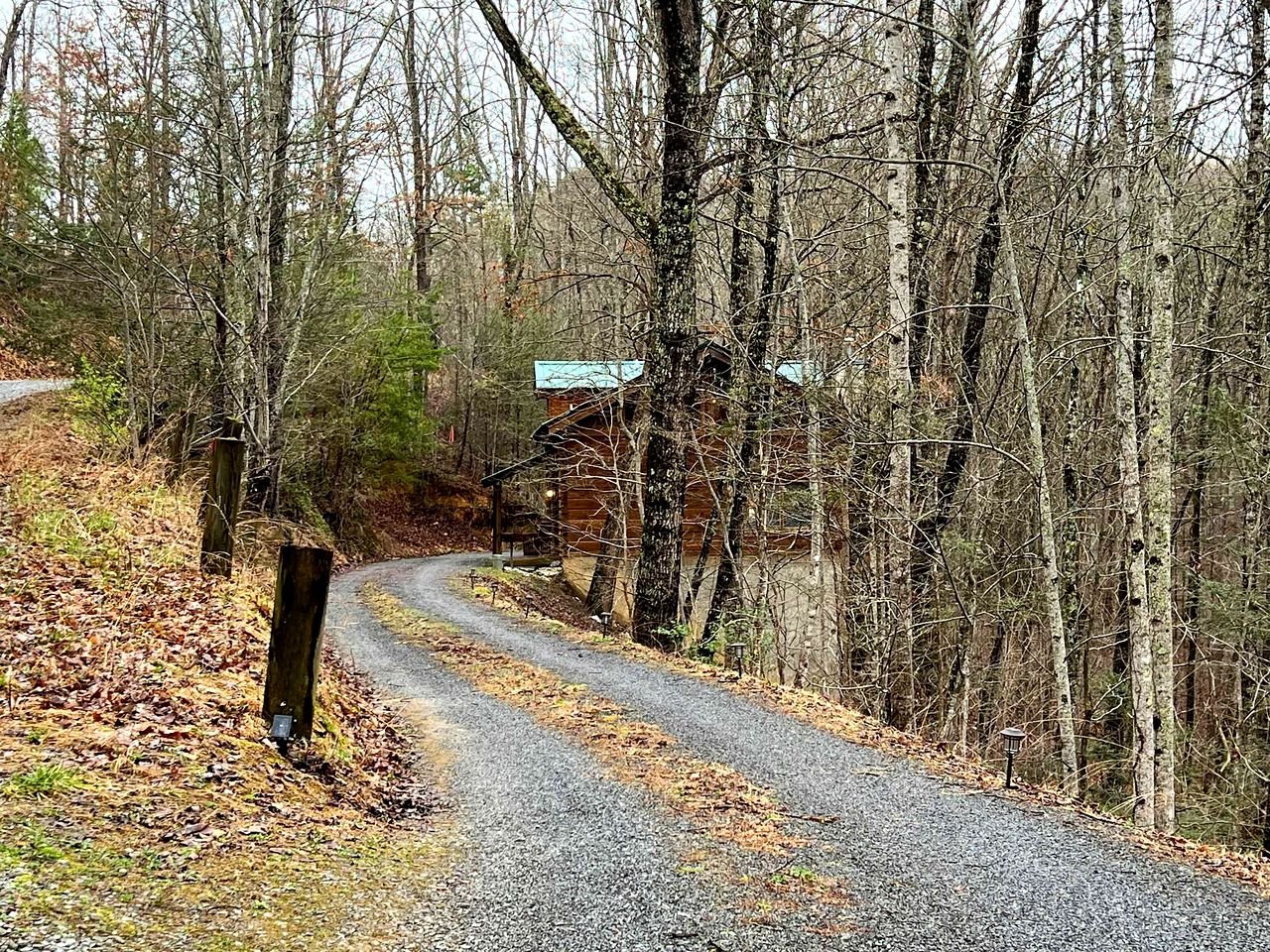 Secluded and Luxurious Log Cabin with Private Hot Tub in the Great Smoky Mountains, Perfect for a Family Getaway to Gatlinburg