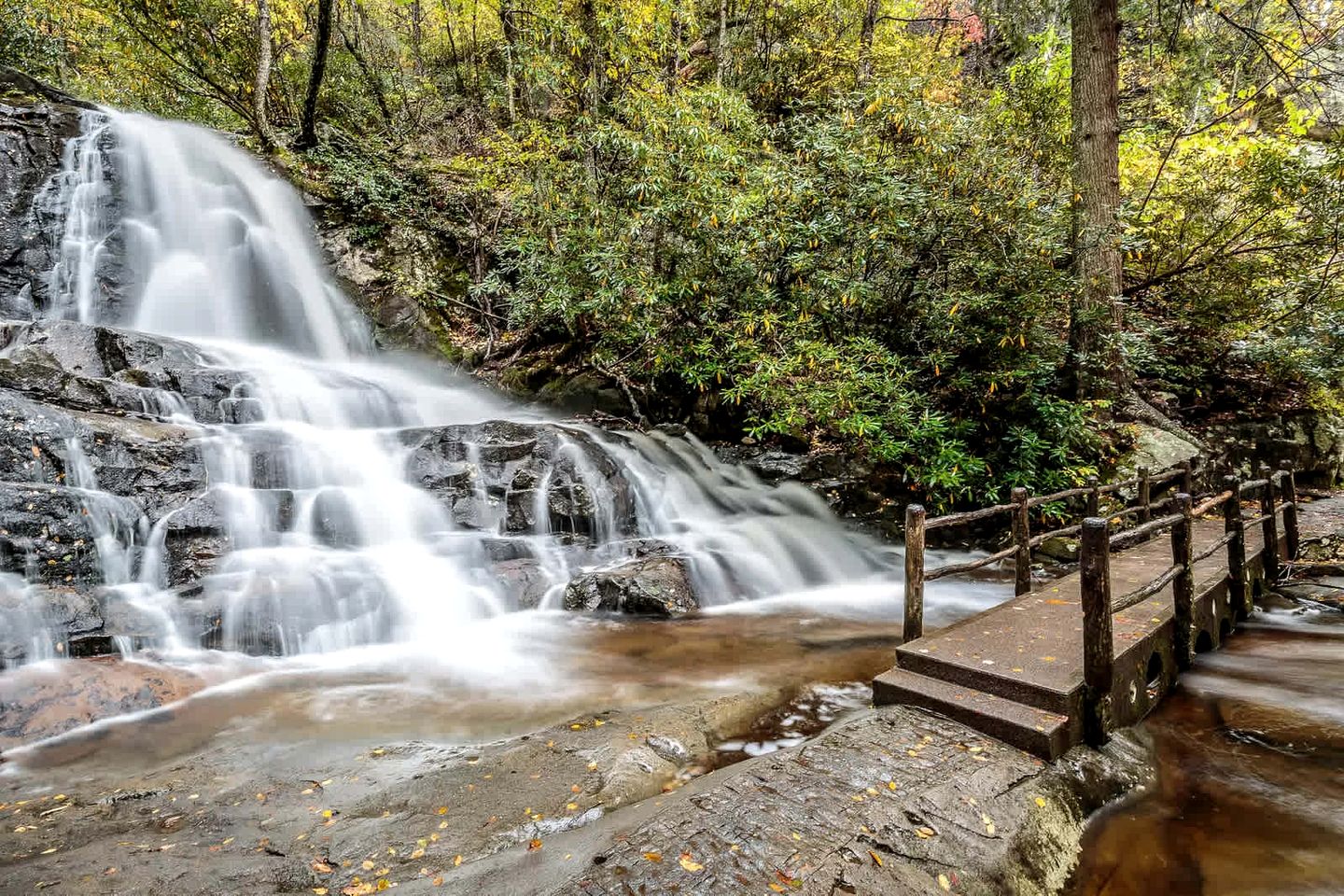 Secluded and Luxurious Log Cabin with Private Hot Tub in the Great Smoky Mountains, Perfect for a Family Getaway to Gatlinburg