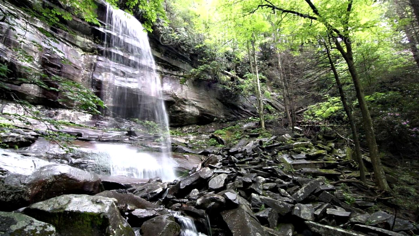 Secluded and Luxurious Log Cabin with Private Hot Tub in the Great Smoky Mountains, Perfect for a Family Getaway to Gatlinburg