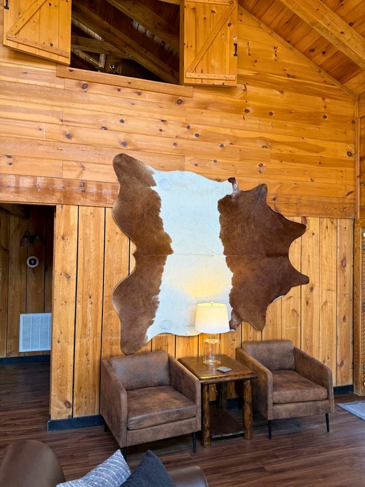 Secluded and Luxurious Log Cabin with Private Hot Tub in the Great Smoky Mountains, Perfect for a Family Getaway to Gatlinburg
