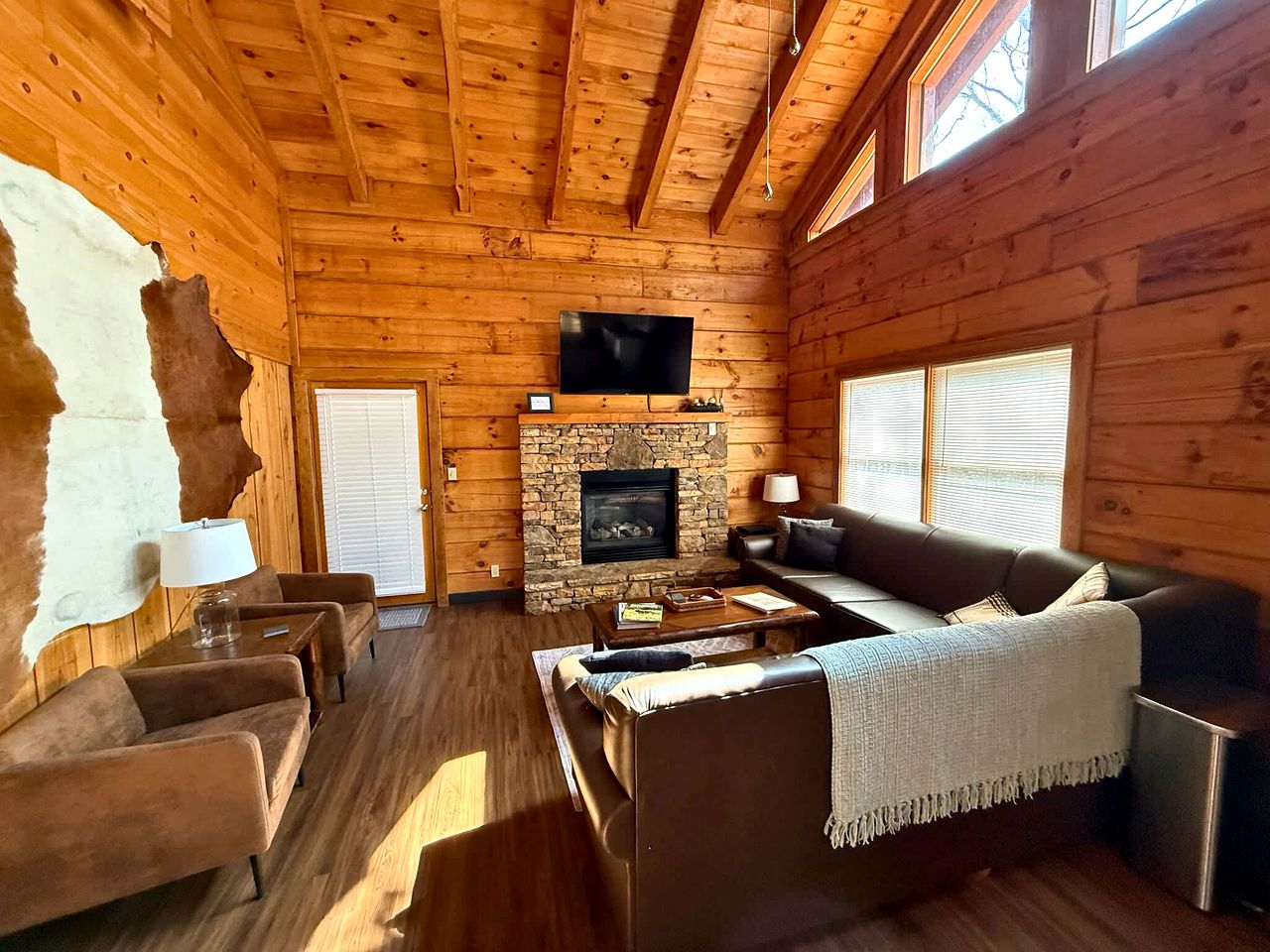 Secluded and Luxurious Log Cabin with Private Hot Tub in the Great Smoky Mountains, Perfect for a Family Getaway to Gatlinburg