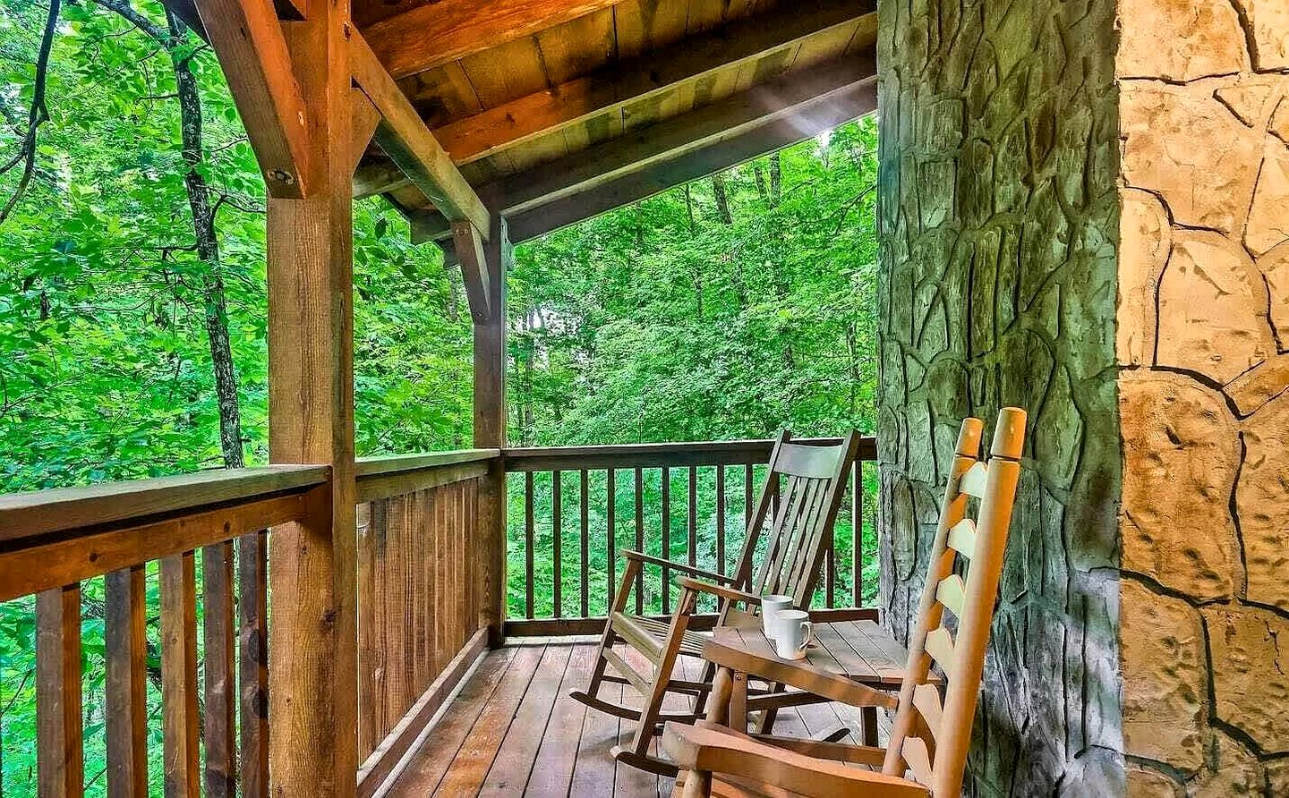 Secluded and Luxurious Log Cabin with Private Hot Tub in the Great Smoky Mountains, Perfect for a Family Getaway to Gatlinburg