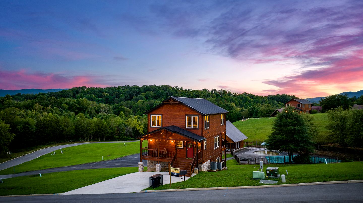 Outstanding Cabin with Game Room, Jacuzzi and Cinema Room in Tennessee
