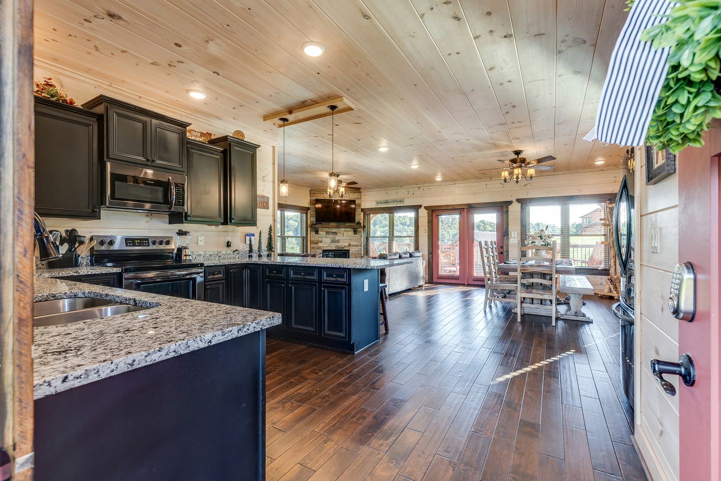 Outstanding Cabin with Game Room, Jacuzzi and Cinema Room in Tennessee