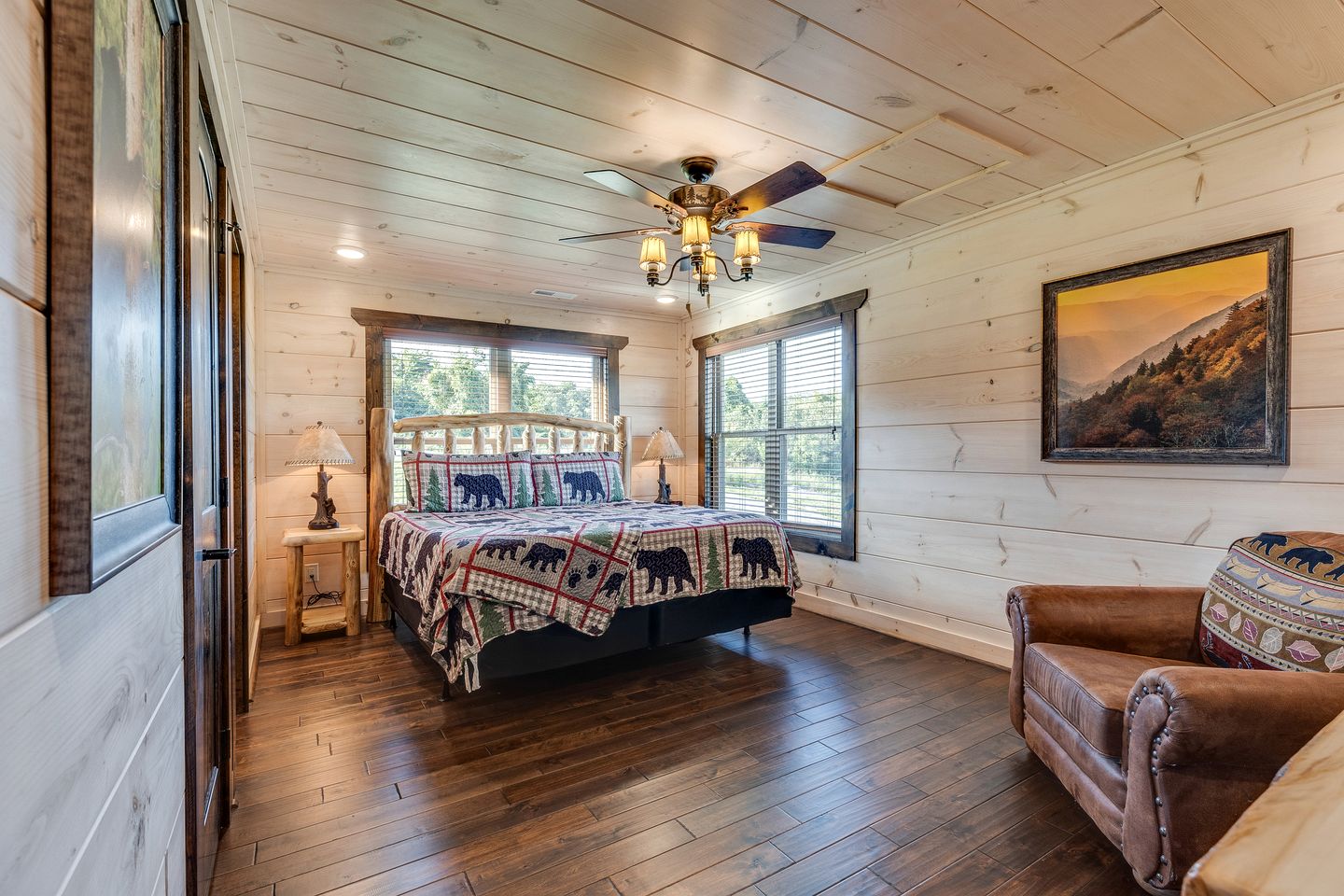 Outstanding Cabin with Game Room, Jacuzzi and Cinema Room in Tennessee