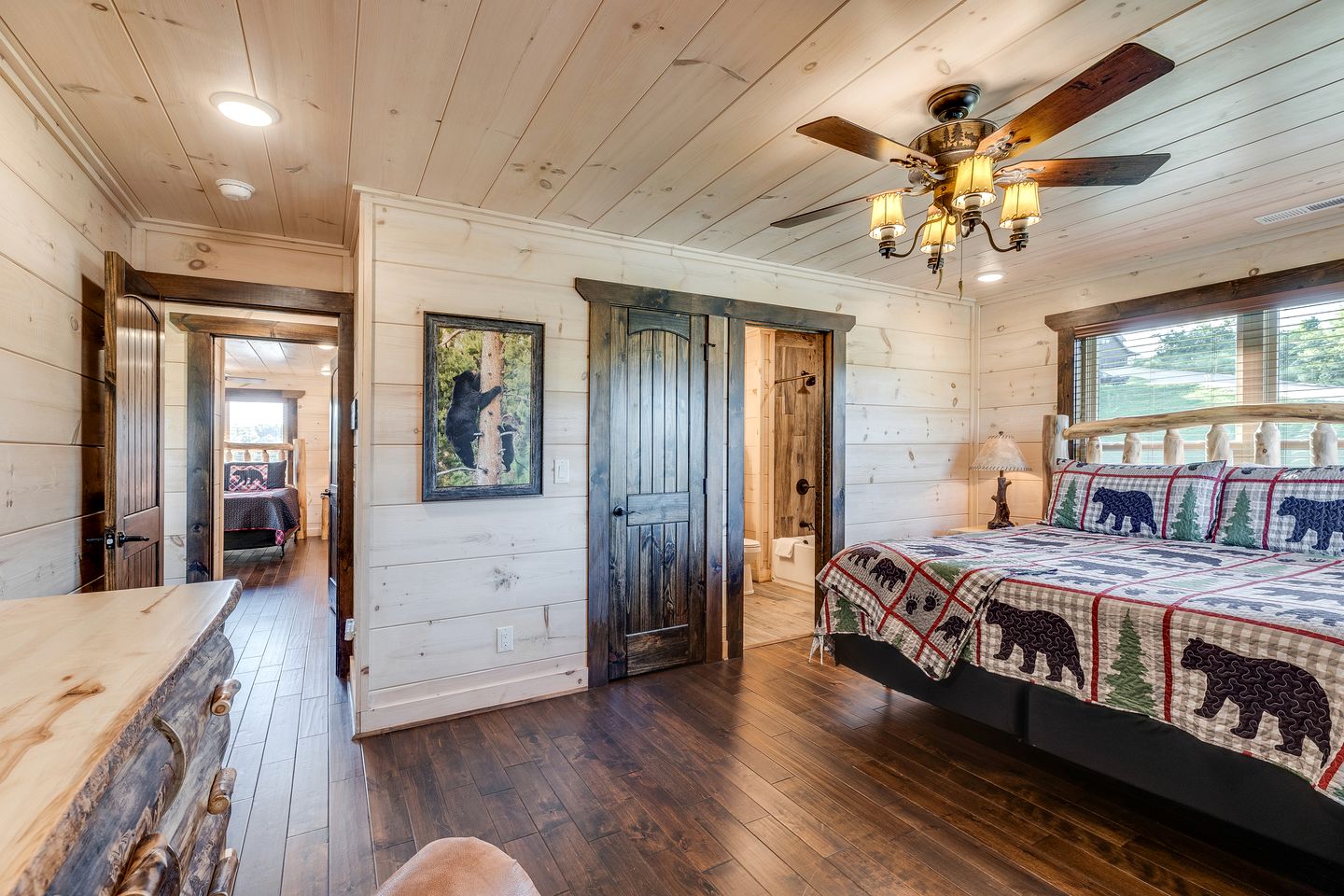Outstanding Cabin with Game Room, Jacuzzi and Cinema Room in Tennessee