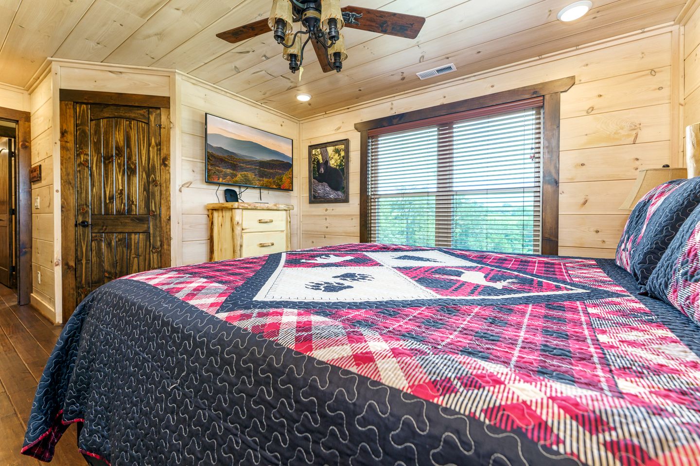 Outstanding Cabin with Game Room, Jacuzzi and Cinema Room in Tennessee