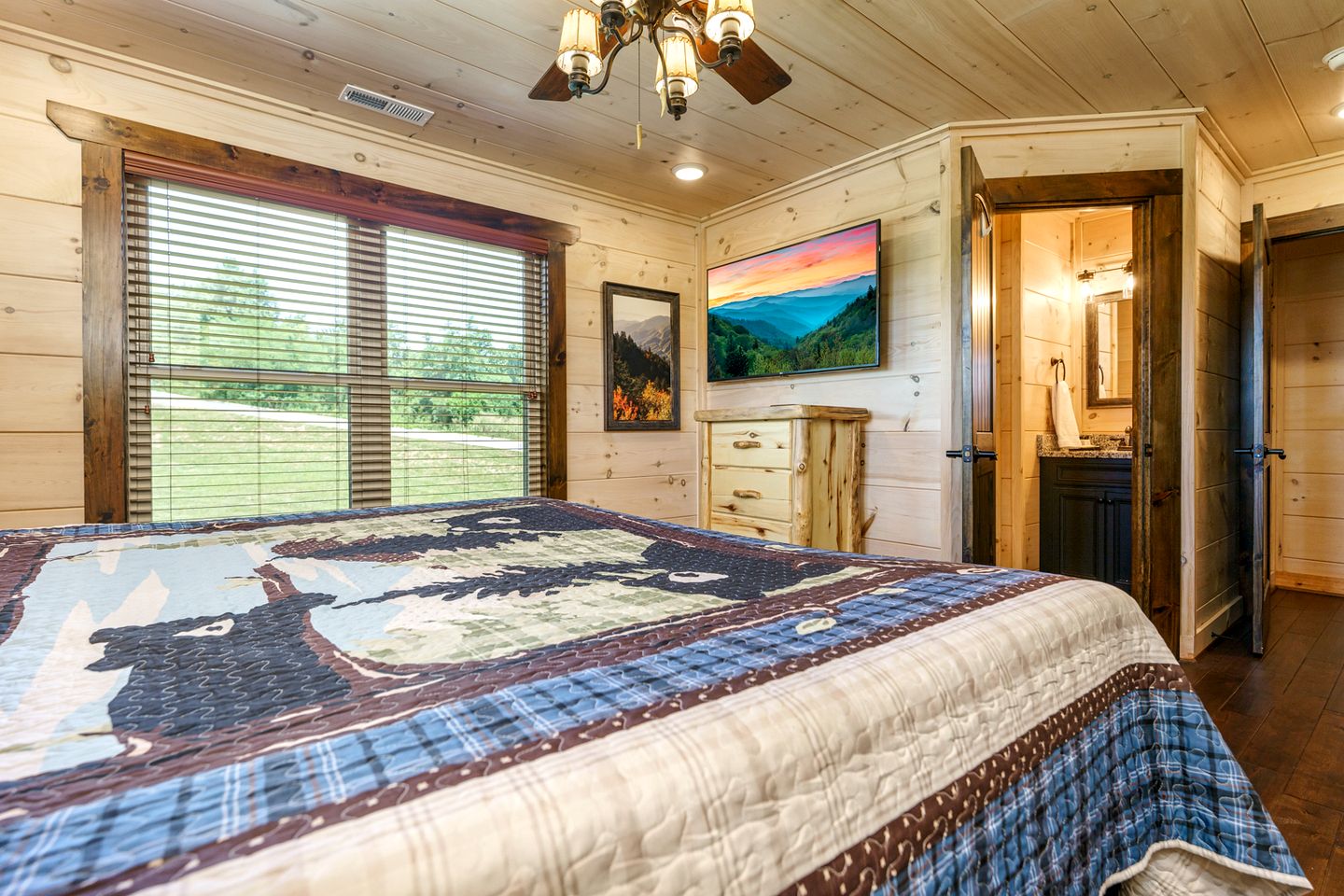 Outstanding Cabin with Game Room, Jacuzzi and Cinema Room in Tennessee