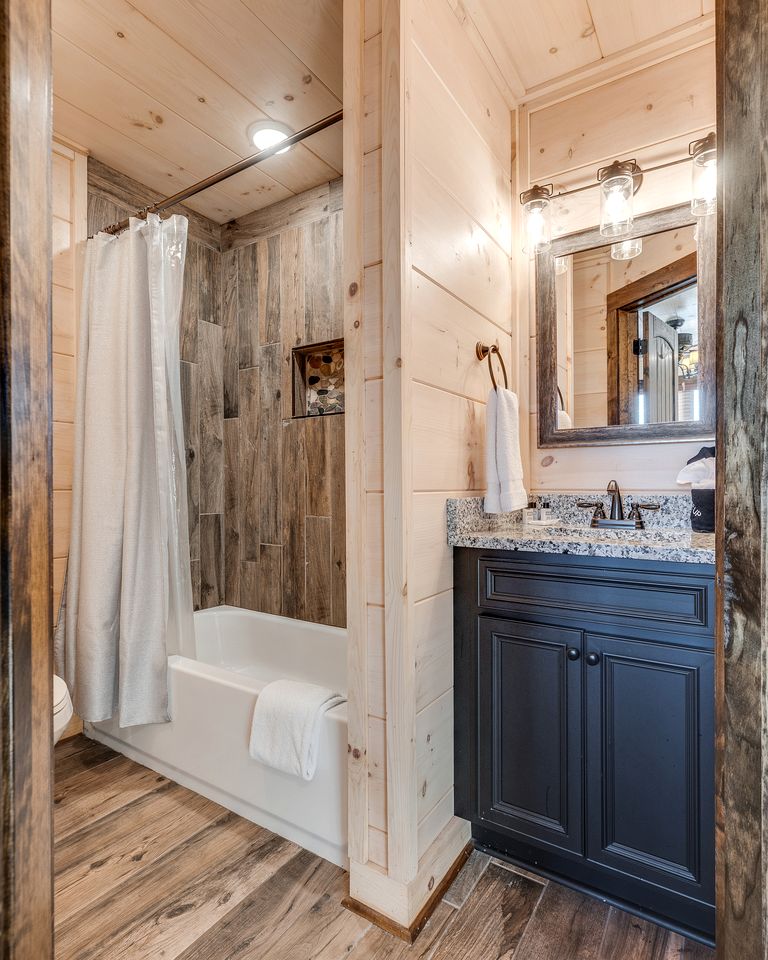 Outstanding Cabin with Game Room, Jacuzzi and Cinema Room in Tennessee