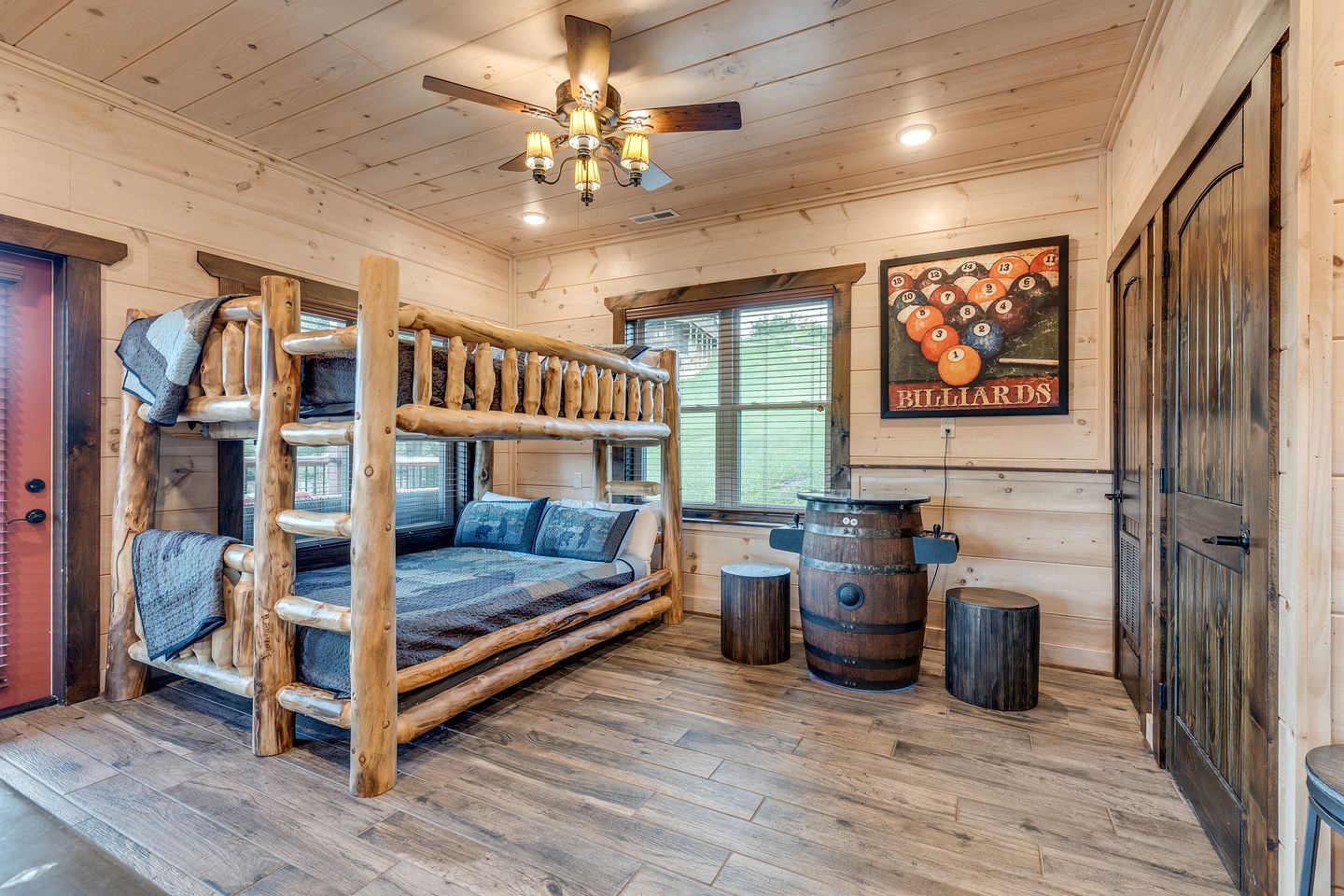 Outstanding Cabin with Game Room, Jacuzzi and Cinema Room in Tennessee
