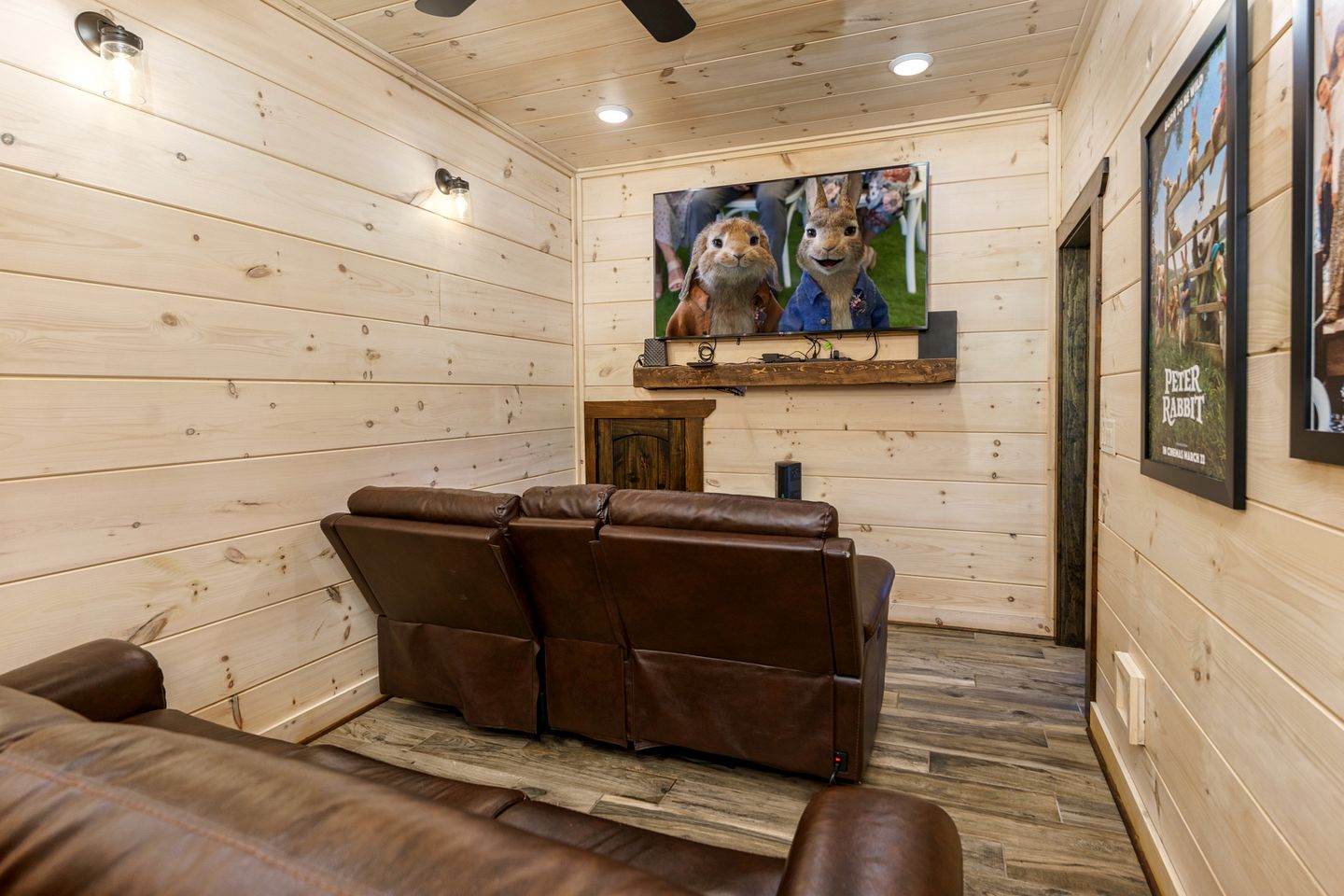 Outstanding Cabin with Game Room, Jacuzzi and Cinema Room in Tennessee