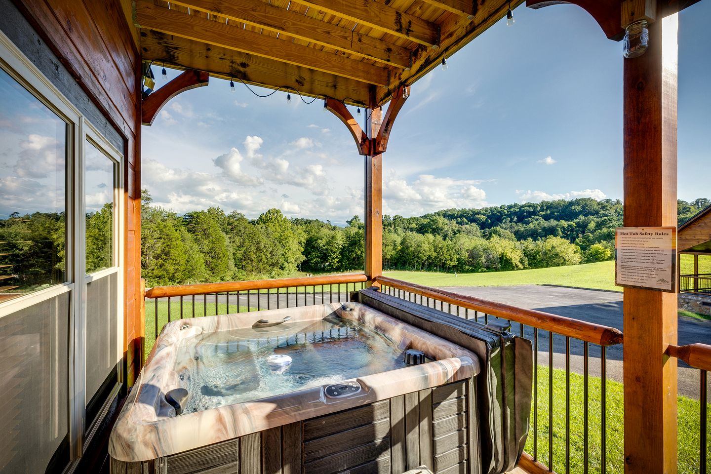 Outstanding Cabin with Game Room, Jacuzzi and Cinema Room in Tennessee