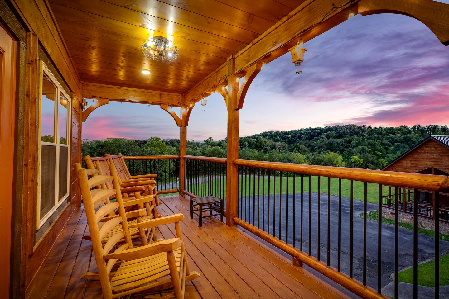 Outstanding Cabin with Game Room, Jacuzzi and Cinema Room in Tennessee