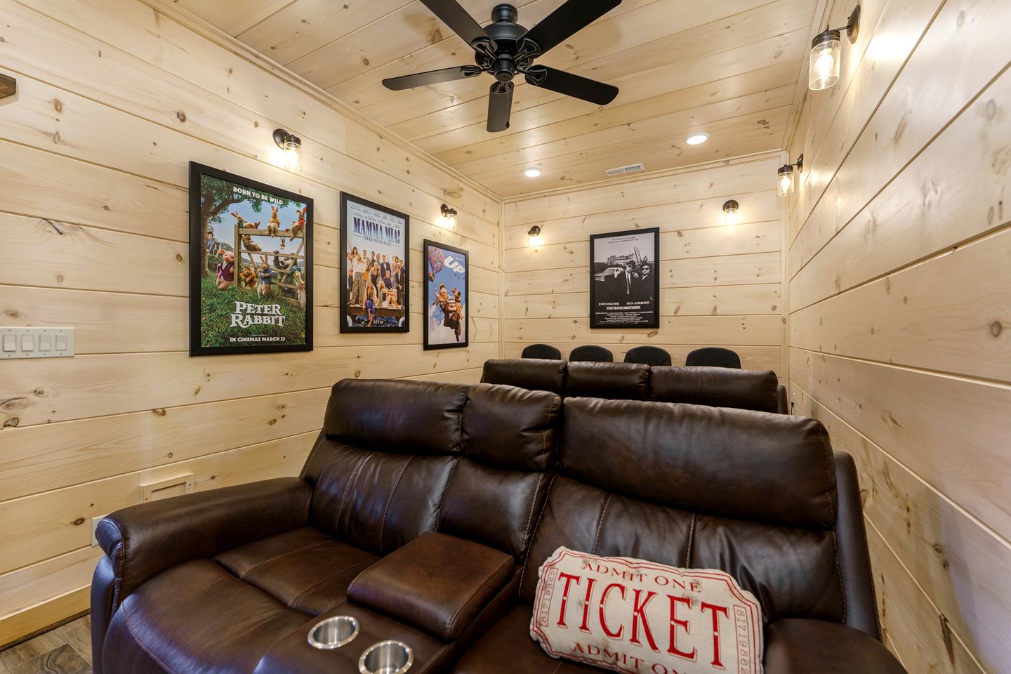 Outstanding Cabin with Game Room, Jacuzzi and Cinema Room in Tennessee