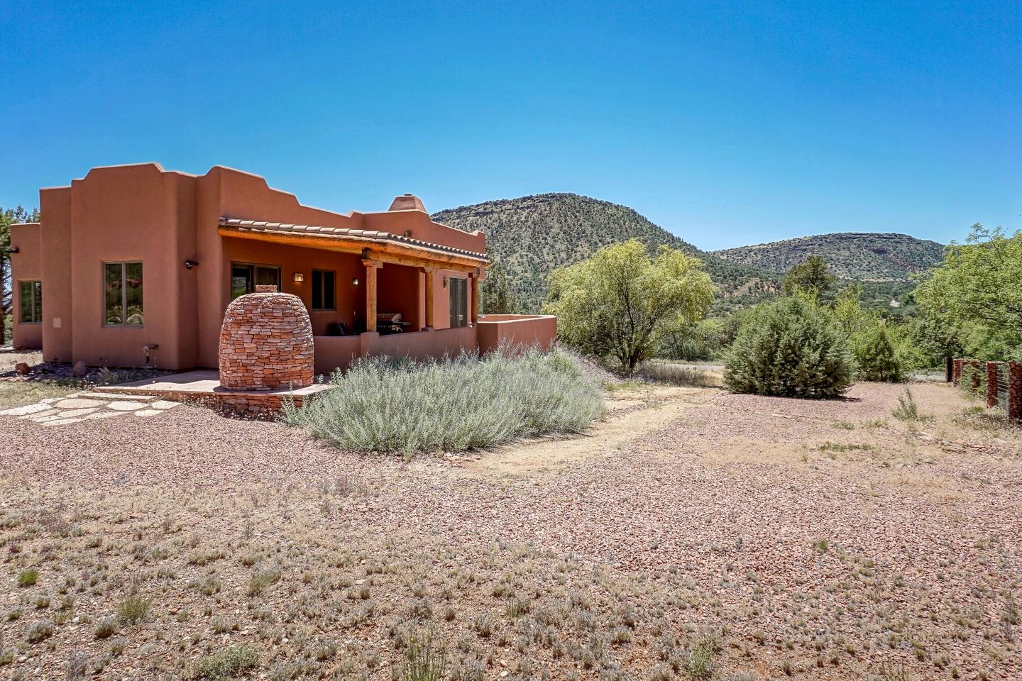 Peaceful Secluded Vacation Rental with Pizza Oven and Stunning Views in Village of Oak Creek, Arizona