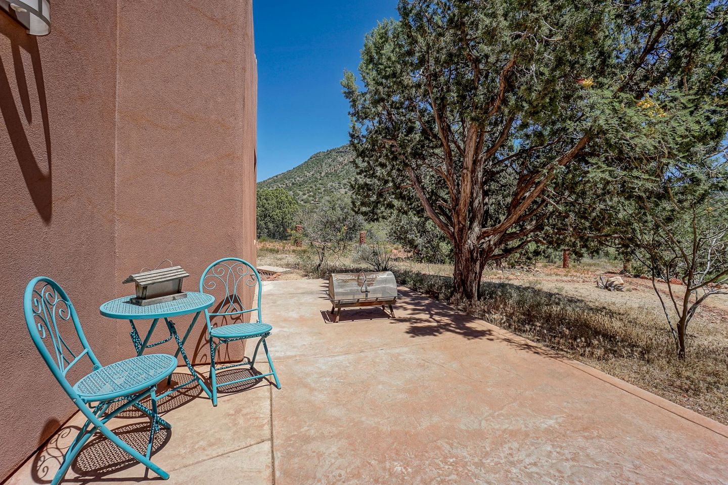 Peaceful Secluded Vacation Rental with Pizza Oven and Stunning Views in Village of Oak Creek, Arizona
