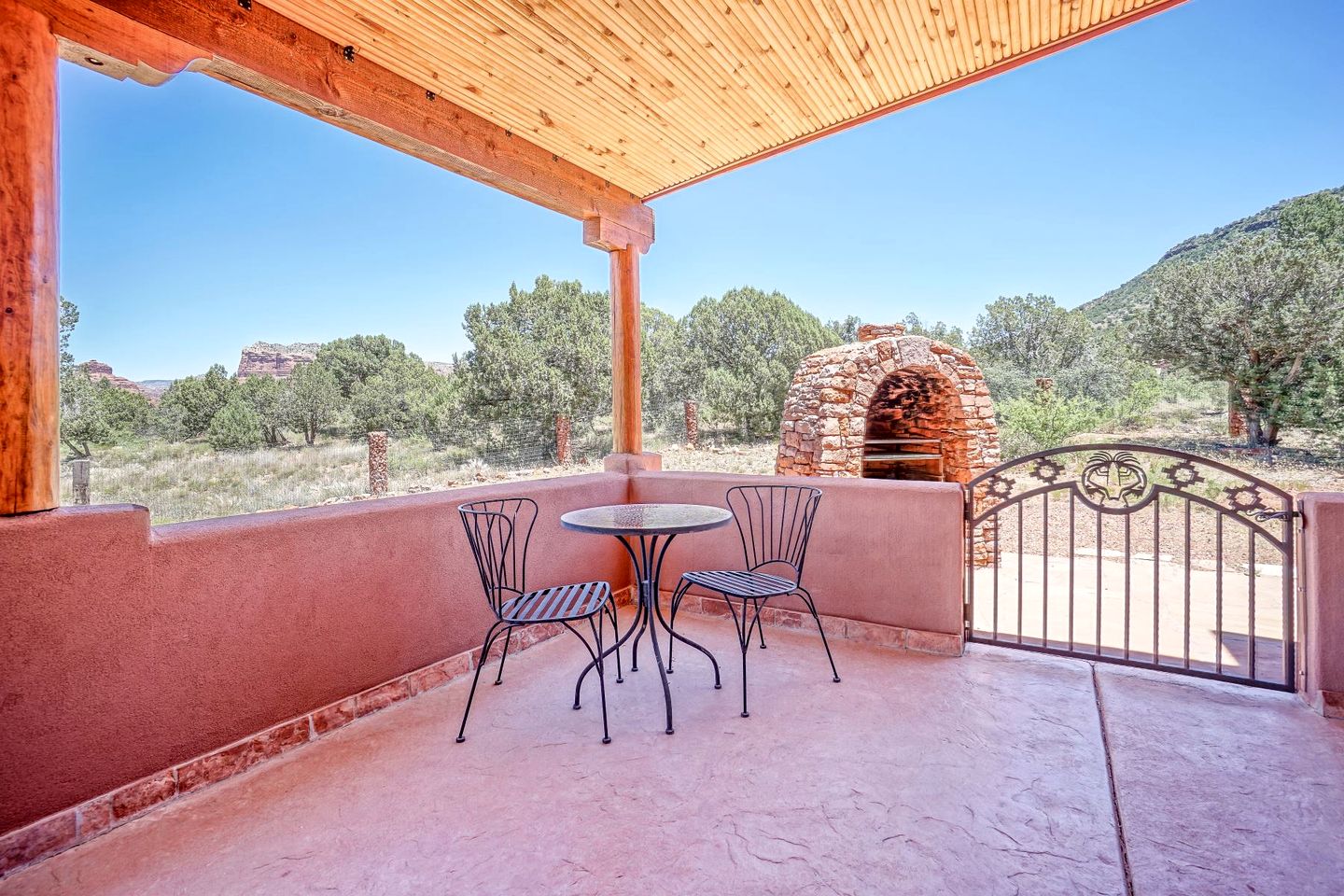 Peaceful Secluded Vacation Rental with Pizza Oven and Stunning Views in Village of Oak Creek, Arizona