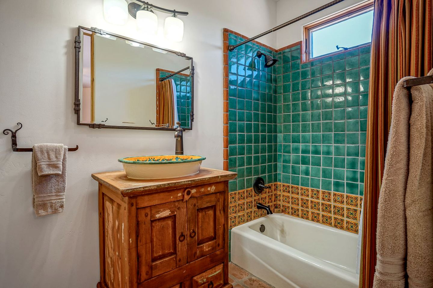 Peaceful Secluded Vacation Rental with Pizza Oven and Stunning Views in Village of Oak Creek, Arizona