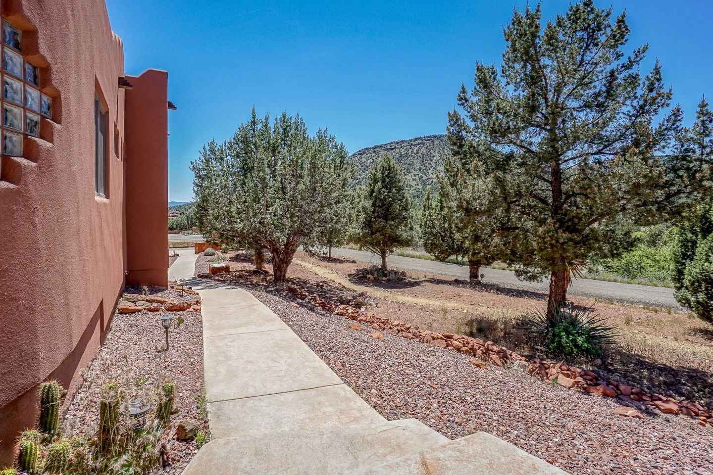 Peaceful Secluded Vacation Rental with Pizza Oven and Stunning Views in Village of Oak Creek, Arizona
