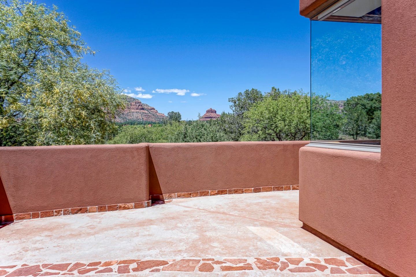 Peaceful Secluded Vacation Rental with Pizza Oven and Stunning Views in Village of Oak Creek, Arizona