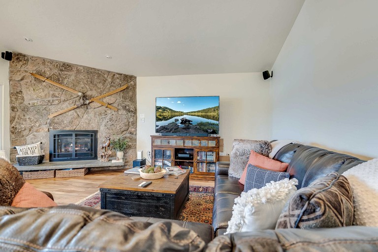 Serene Nordic-Inspired Lakeside Retreat with Panoramic Mountain Views Near Breckenridge, Dillon, Colorado