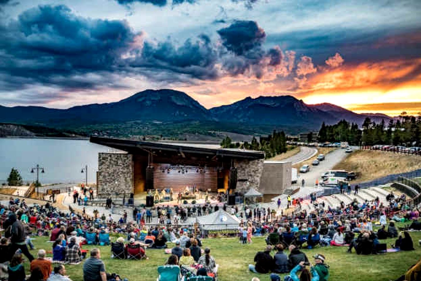 Serene Nordic-Inspired Lakeside Retreat with Panoramic Mountain Views Near Breckenridge, Dillon, Colorado