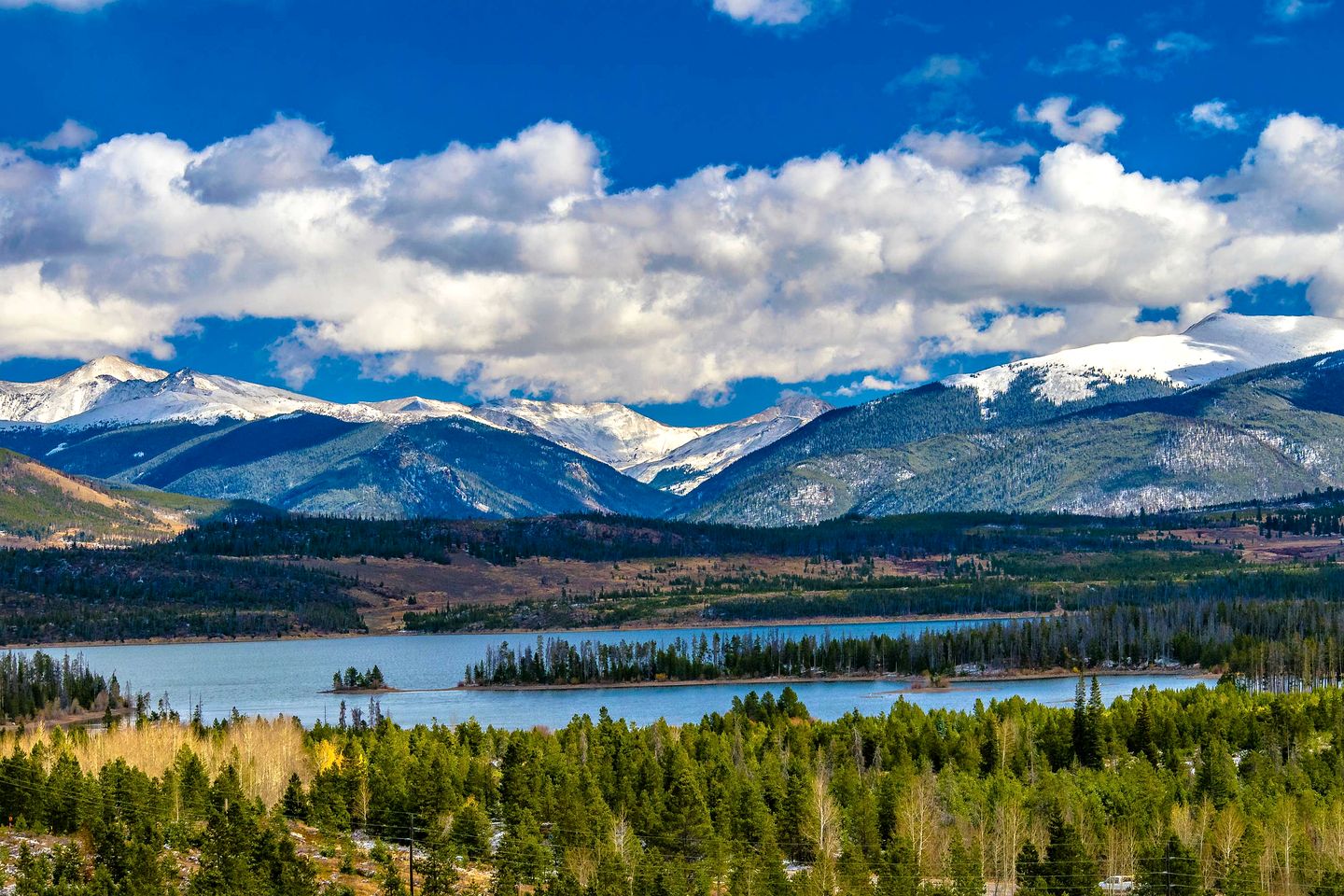 Serene Nordic-Inspired Lakeside Retreat with Panoramic Mountain Views Near Breckenridge, Dillon, Colorado