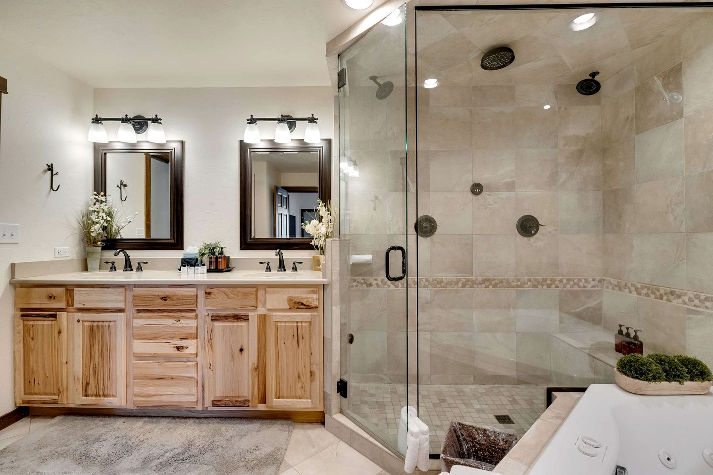 Serene Nordic-Inspired Lakeside Retreat with Panoramic Mountain Views Near Breckenridge, Dillon, Colorado