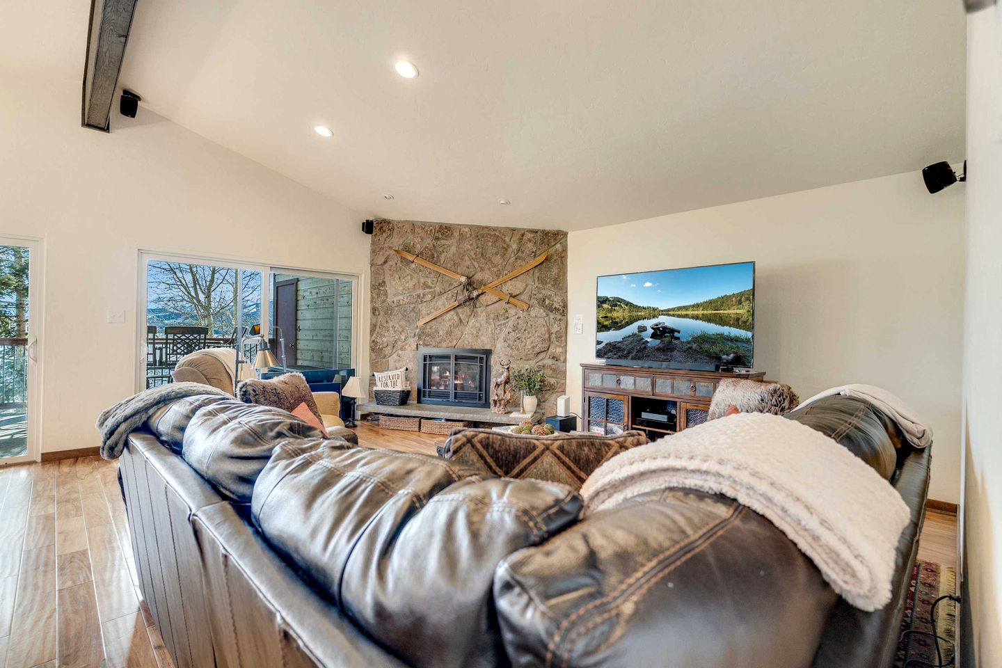 Serene Nordic-Inspired Lakeside Retreat with Panoramic Mountain Views Near Breckenridge, Dillon, Colorado
