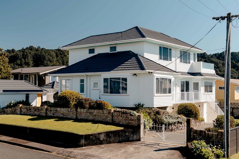 Stunning Coastal Holiday Home with Ocean Views, Games Room, Near Waihi Beach, New Zealand