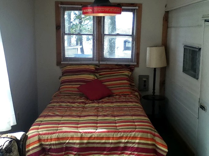 Cabins (Northville, New York, United States)