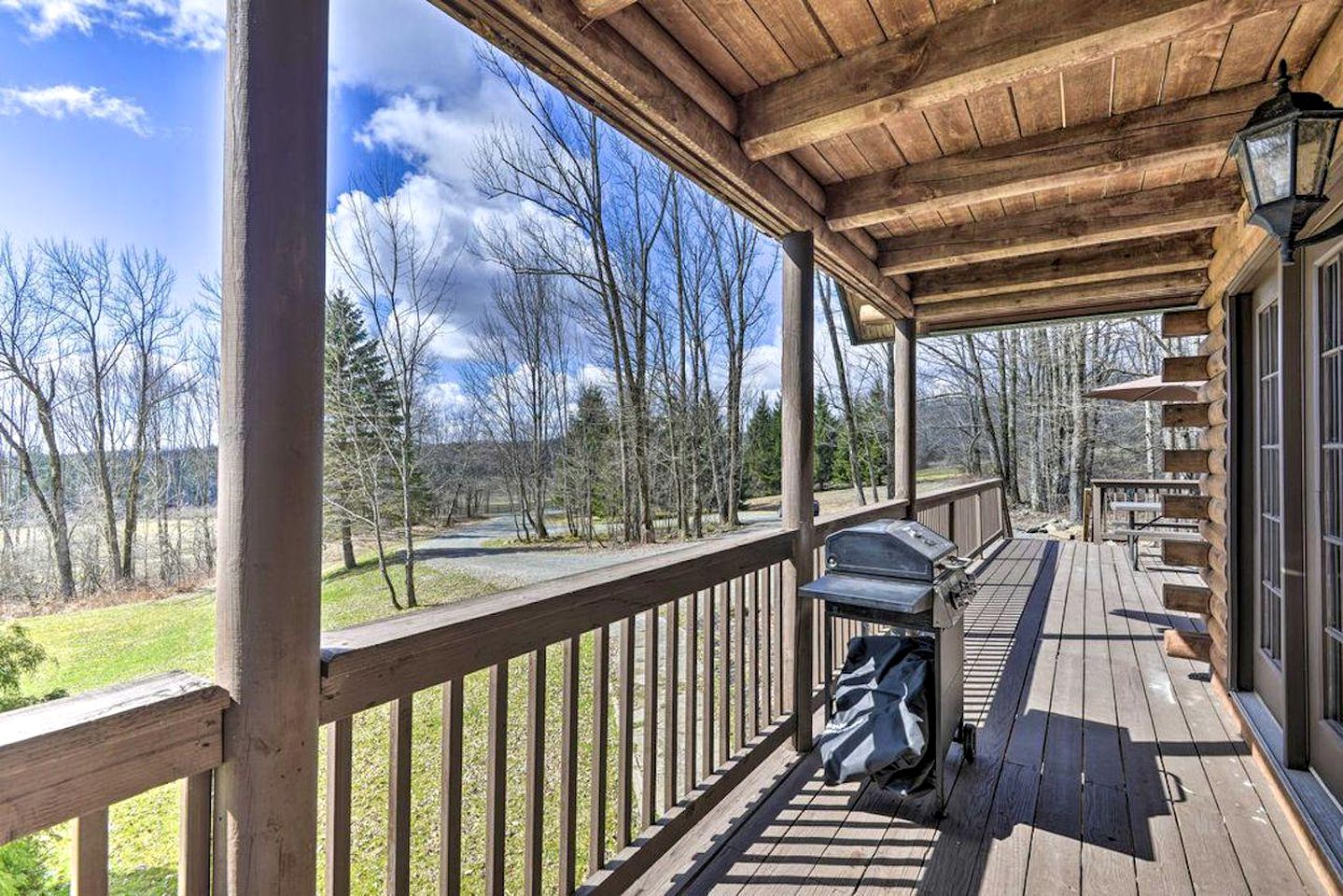 Delightful Log Cabin in the Pocono Mountains near Scranton, Pennsylvania