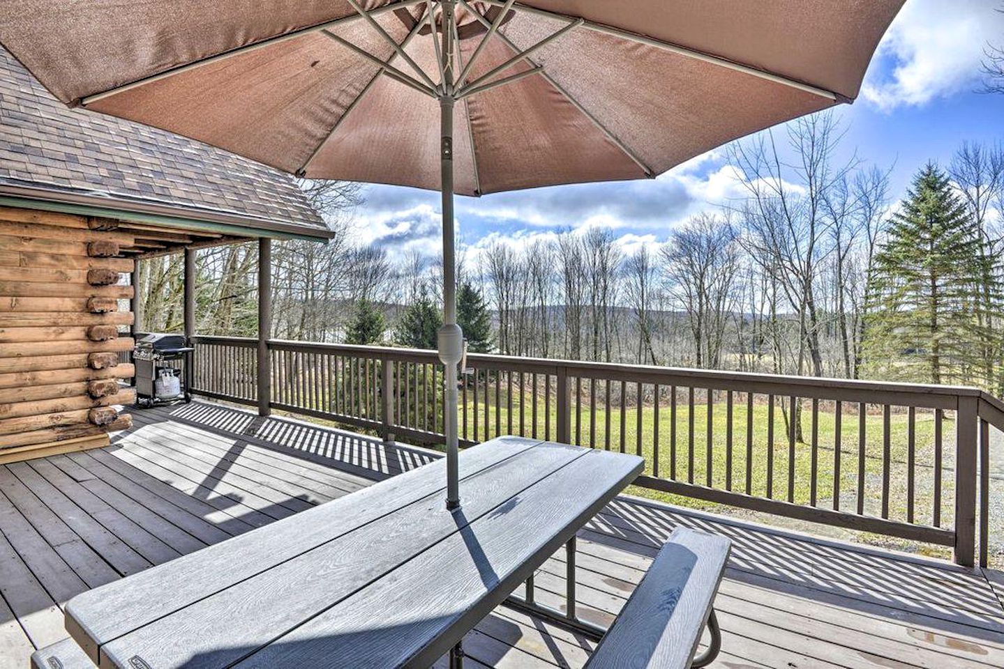 Delightful Log Cabin in the Pocono Mountains near Scranton, Pennsylvania
