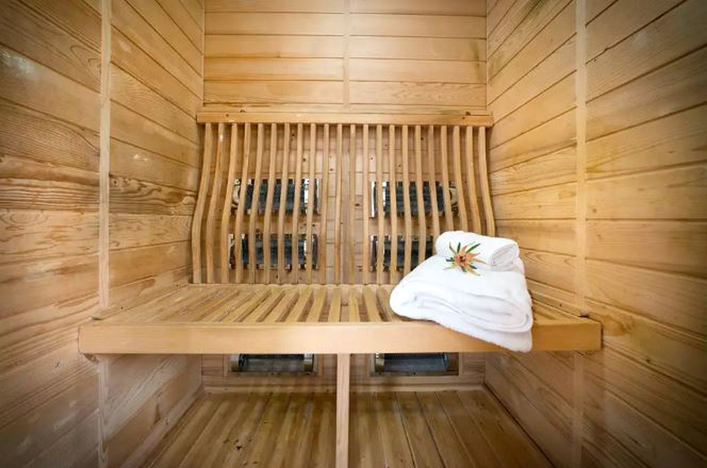 Romantic Luxury Villa with a Spa, Central to Halls Gap, Victoria