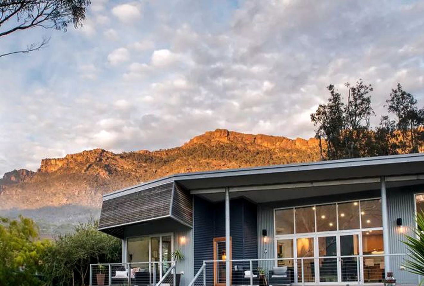 Romantic Luxury Villa with a Spa, Central to Halls Gap, Victoria