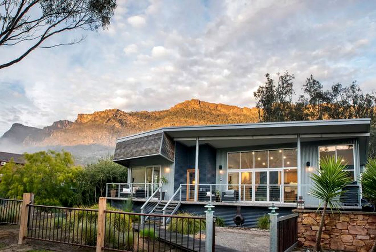 Romantic Luxury Villa with a Spa, Central to Halls Gap, Victoria