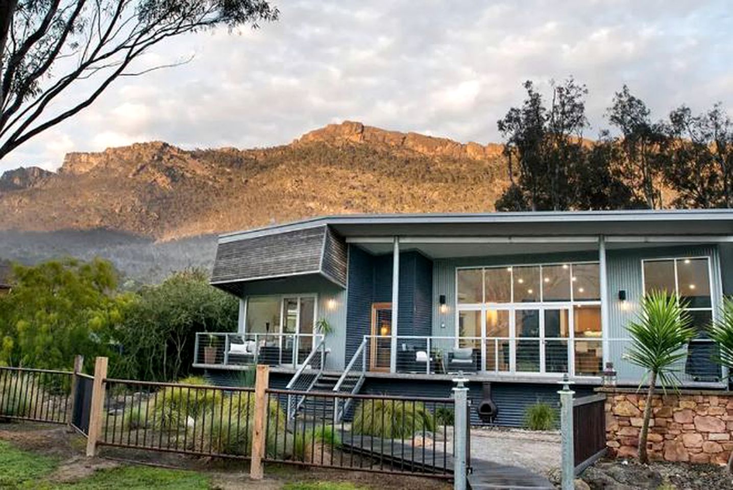 Romantic Luxury Villa with a Spa, Central to Halls Gap, Victoria