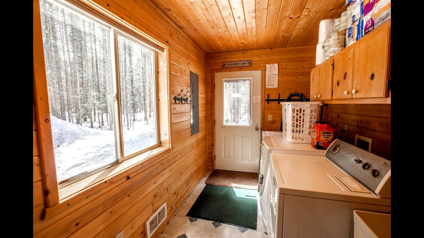 Cozy Island Park Cabin with Hot Tub & Lake Access near Rentals in Island Park, Idaho