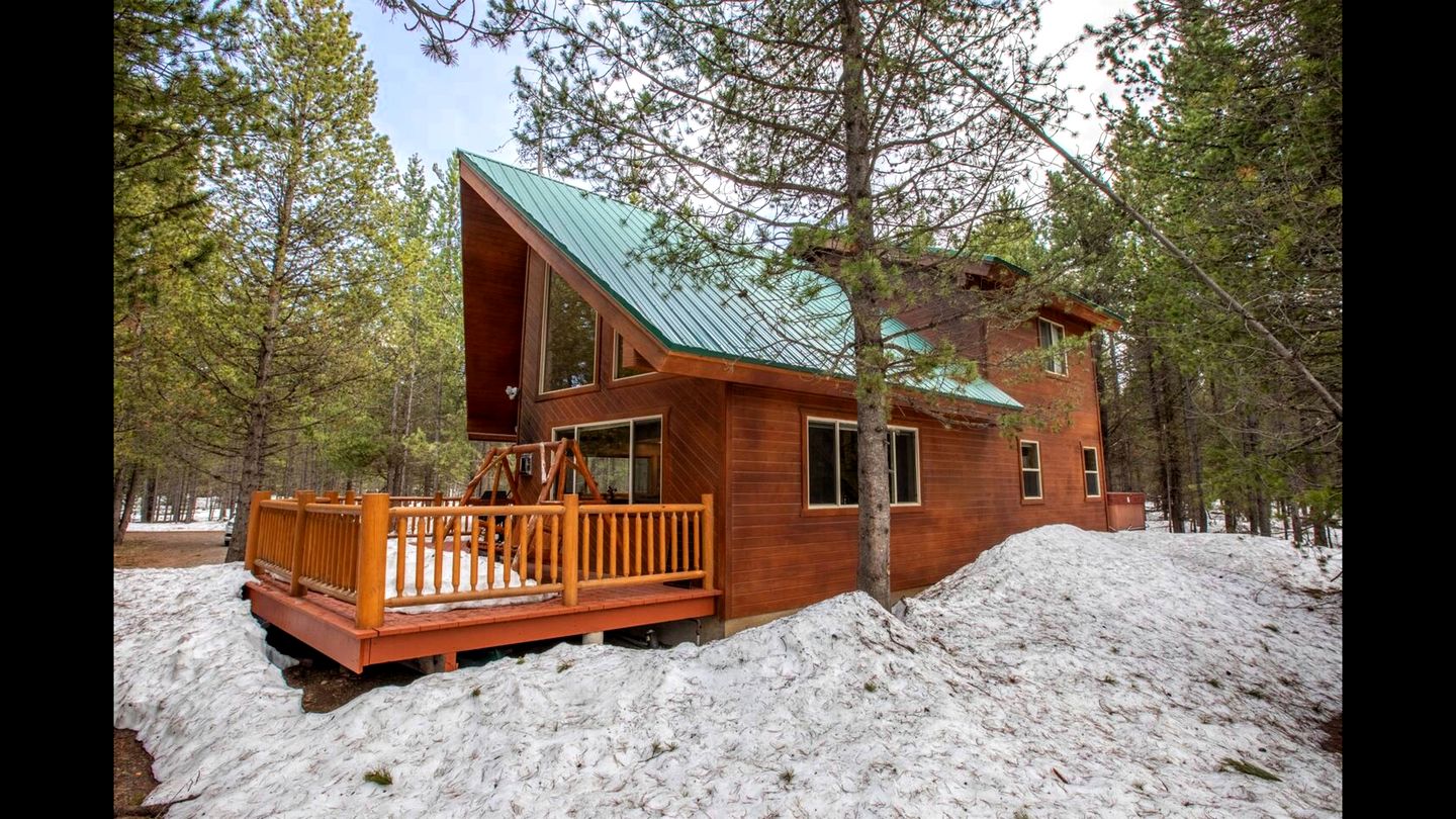 Cozy Island Park Cabin with Hot Tub & Lake Access near Rentals in Island Park, Idaho