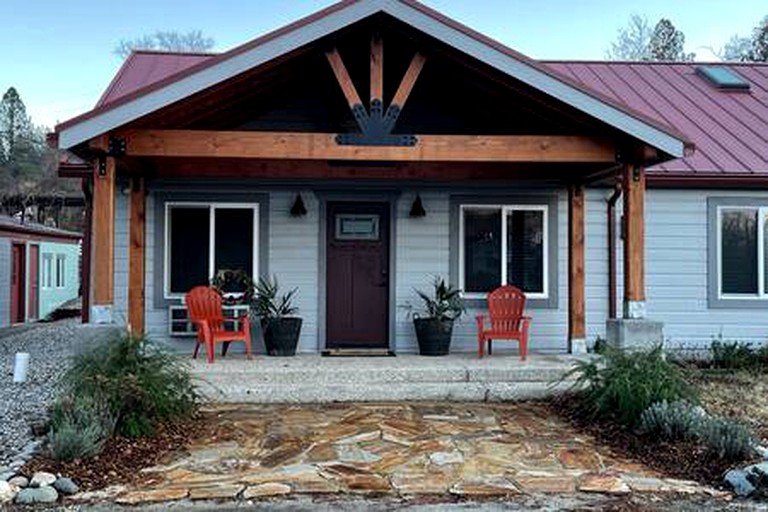 Disconnect in this Serene Cabin with Hot-Tub Alongside a Breathtaking Waterway of the South Yuba River and Bullards Bar Lake, California