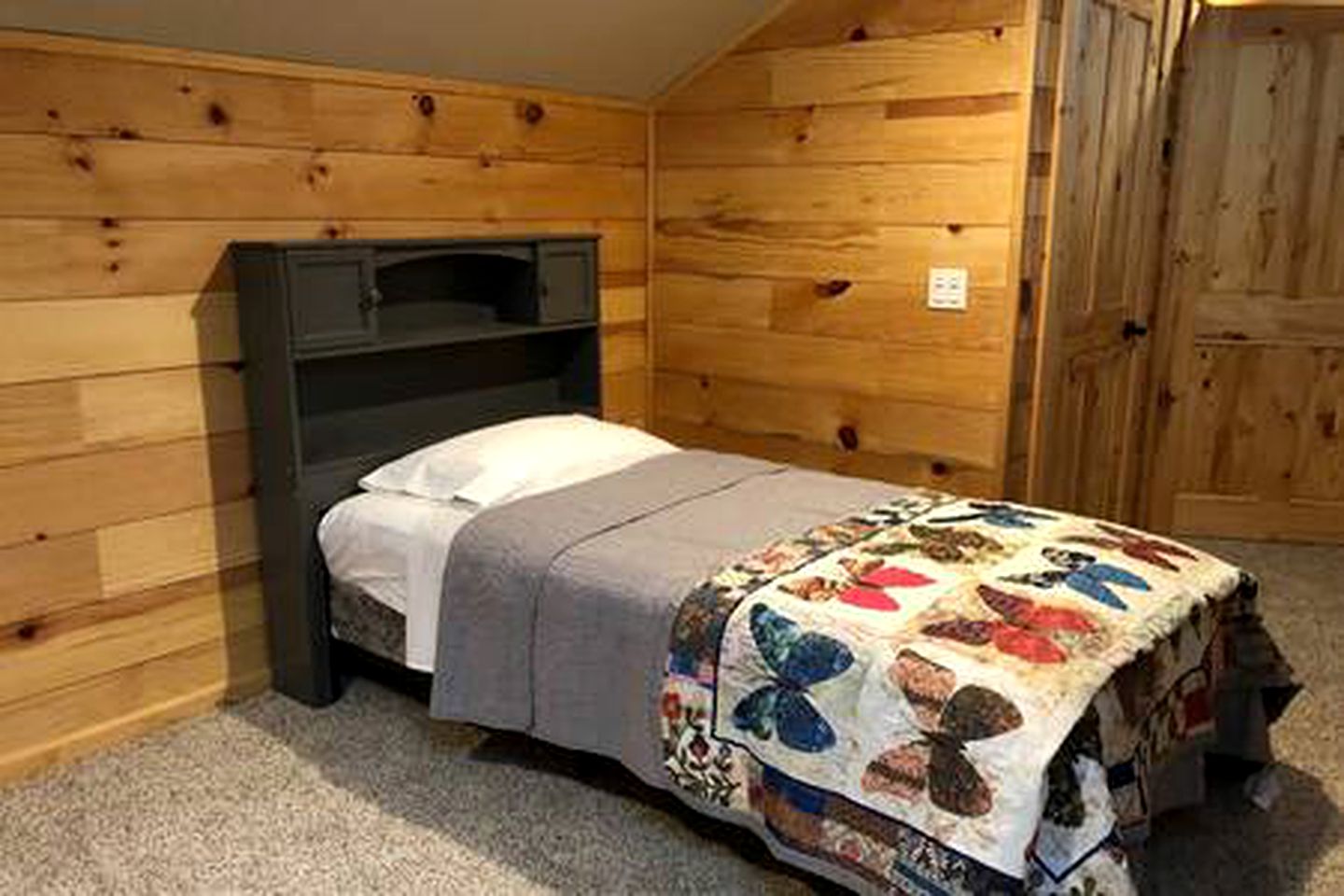 Serene Spacious Cabin with Hot Tub for an Unforgettable Group Trip in North San Juan, California