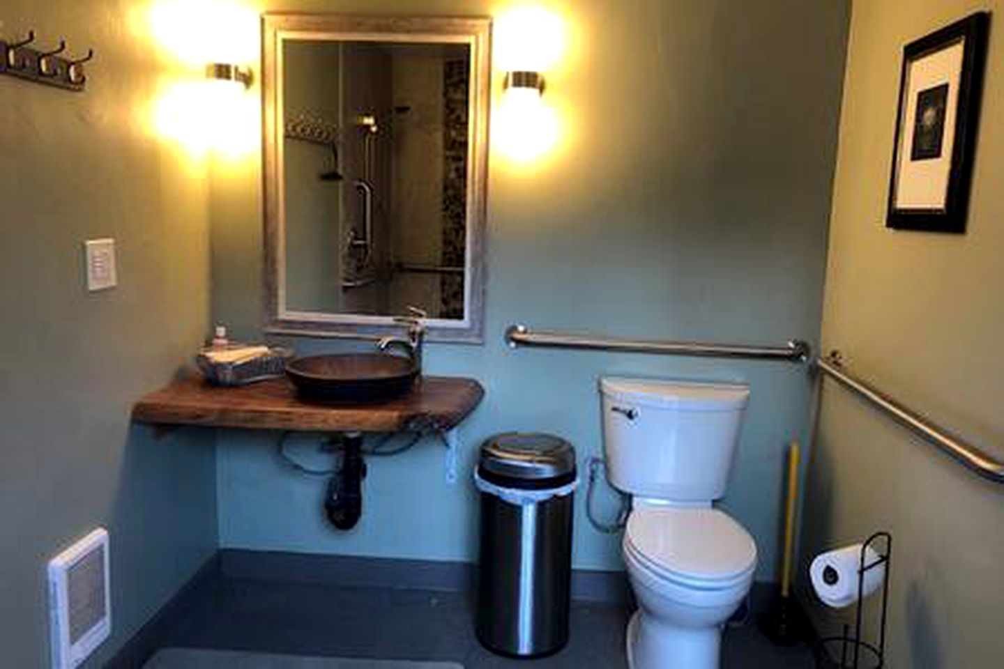 Serene Spacious Cabin with Hot Tub for an Unforgettable Group Trip in North San Juan, California