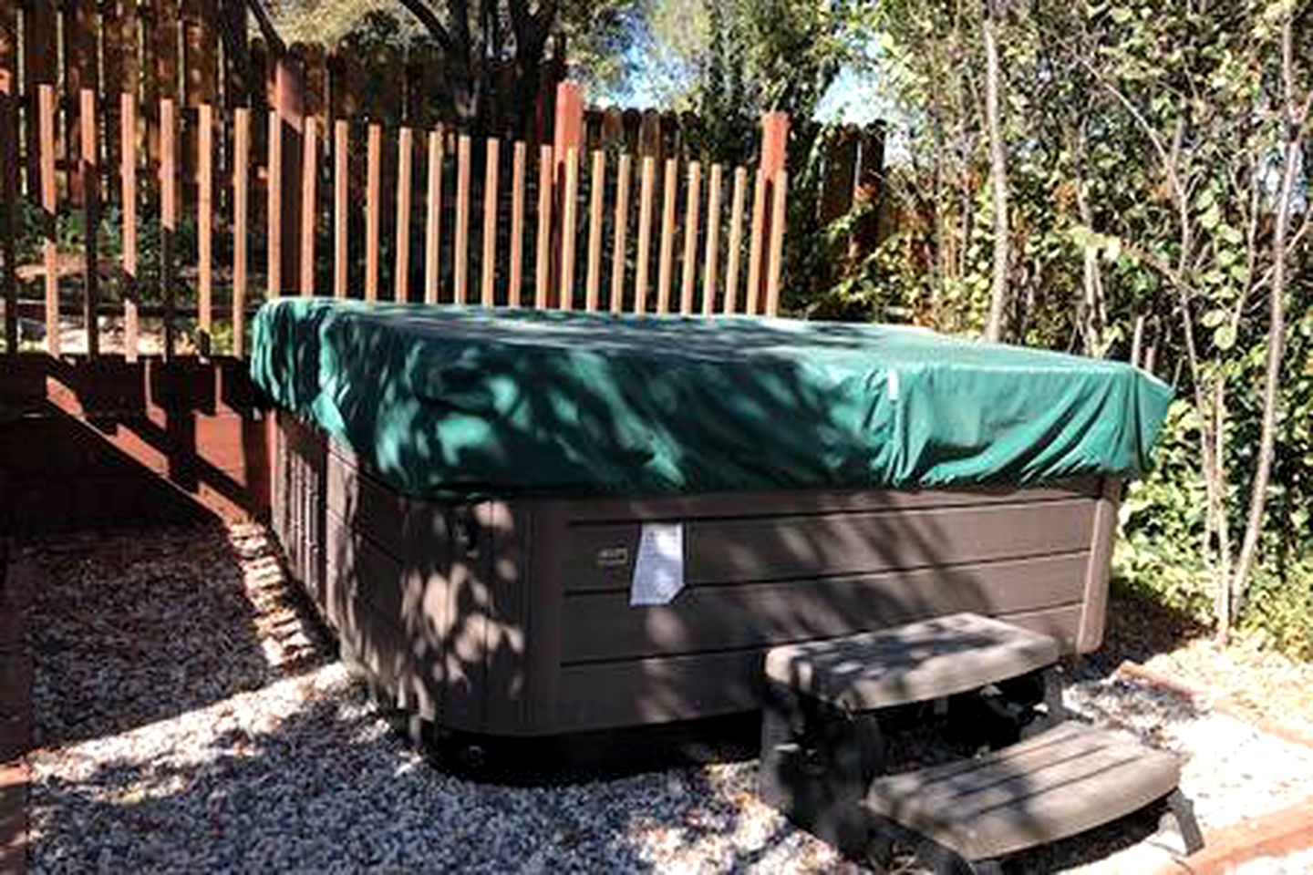 Serene Spacious Cabin with Hot Tub for an Unforgettable Group Trip in North San Juan, California