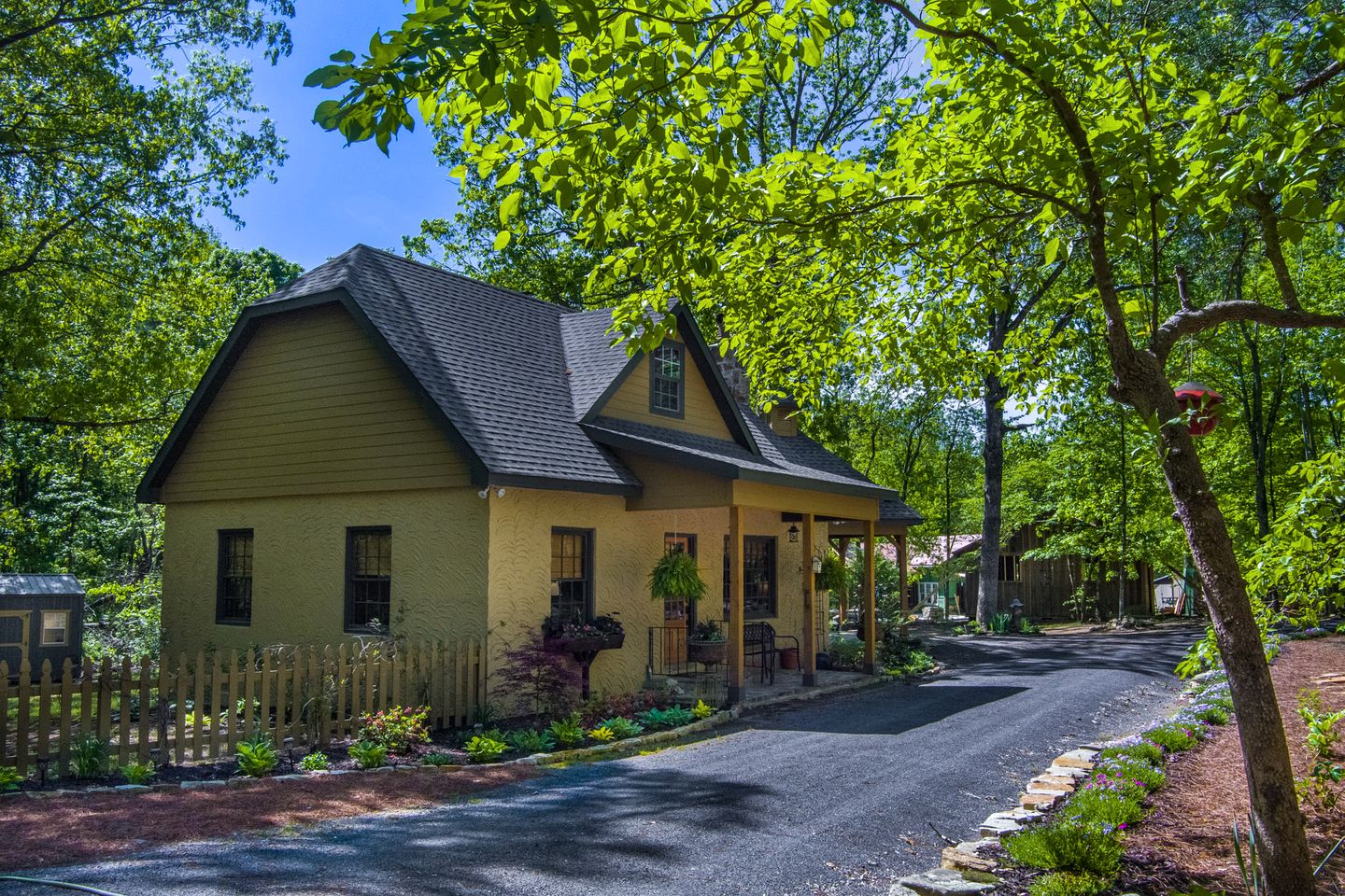 Ideal Designed Cottage with Hot-Tub and Private Garden in Mentone, Alabama