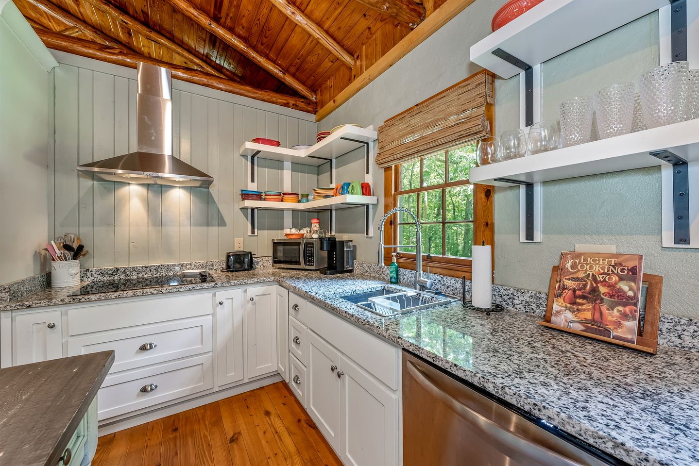 Ideal Designed Cottage with Hot-Tub and Private Garden in Mentone, Alabama