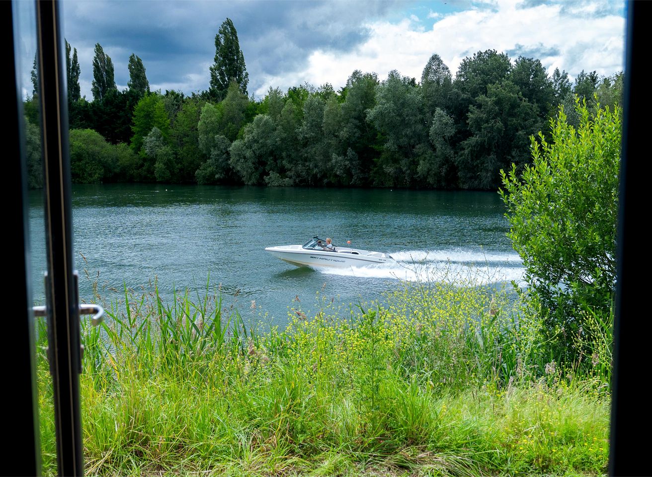 Ideal Lakeside Tiny House Perfect for Picnics and Disconnect in Mantes-la-Ville, France