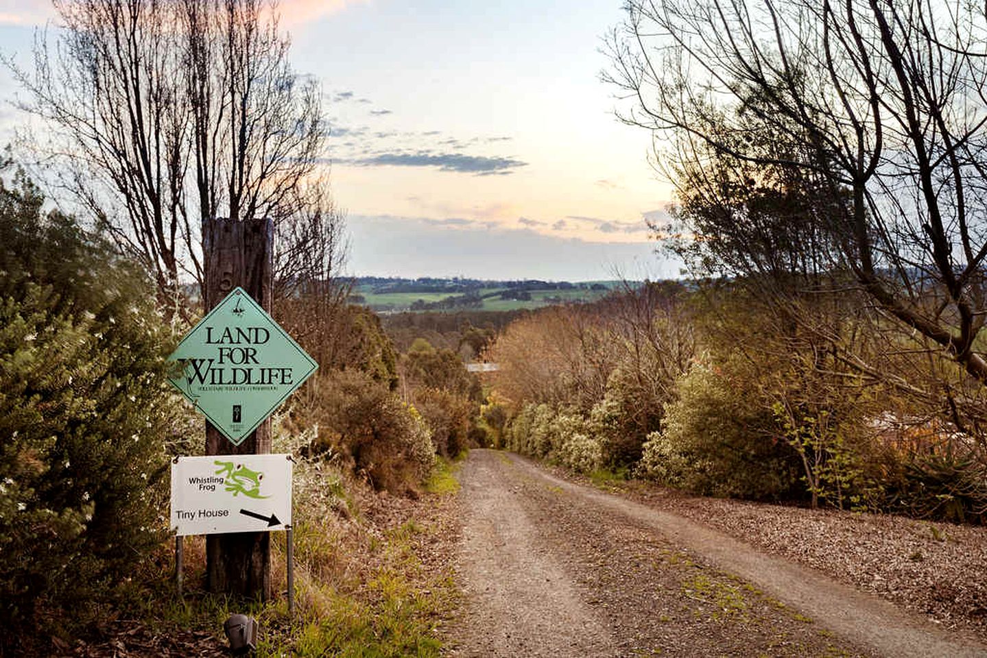 Ideal Tiny House with Abundant Wildlife and Breathtaking Sunset Views in Victoria, Australia