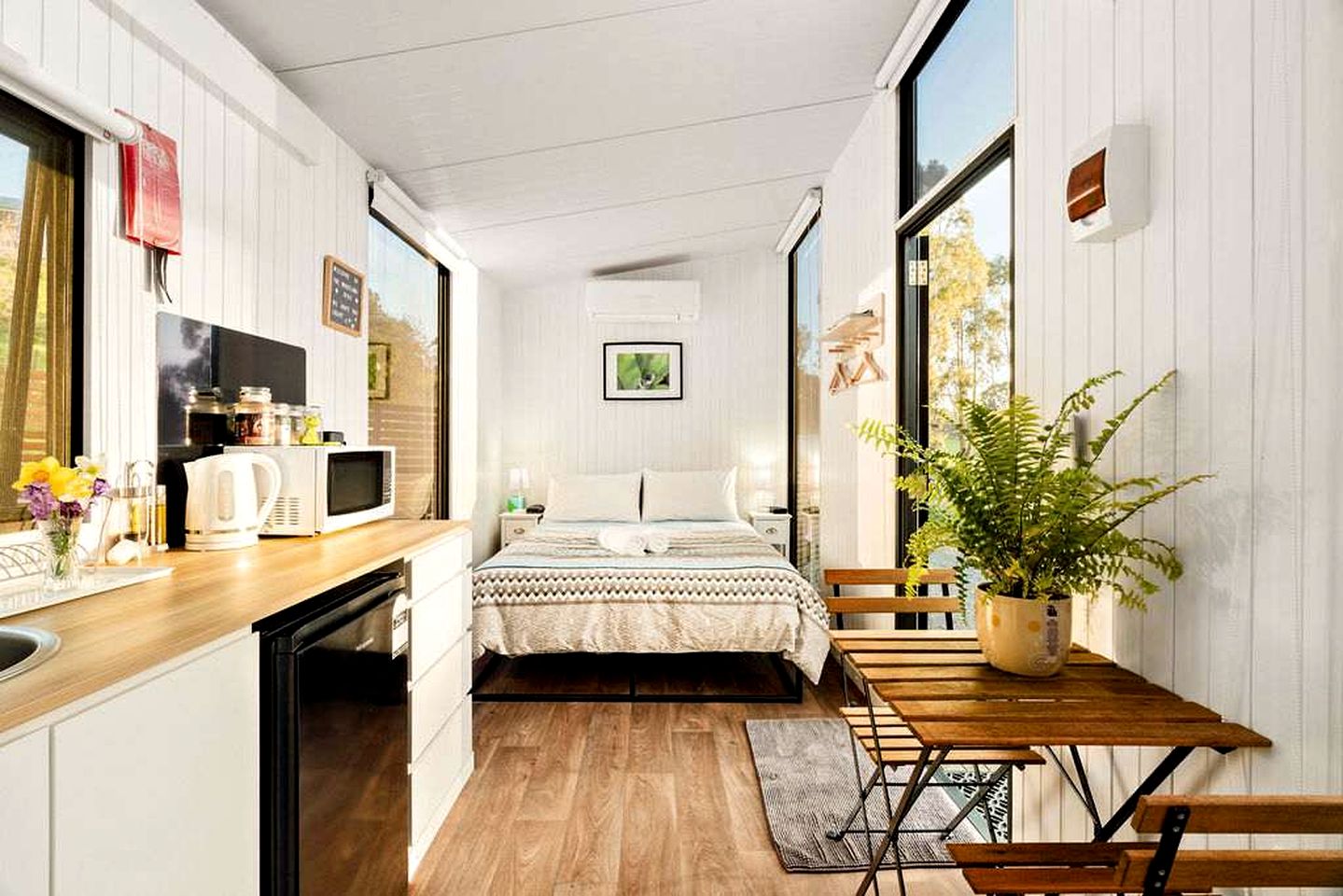 Ideal Tiny House with Abundant Wildlife and Breathtaking Sunset Views in Victoria, Australia