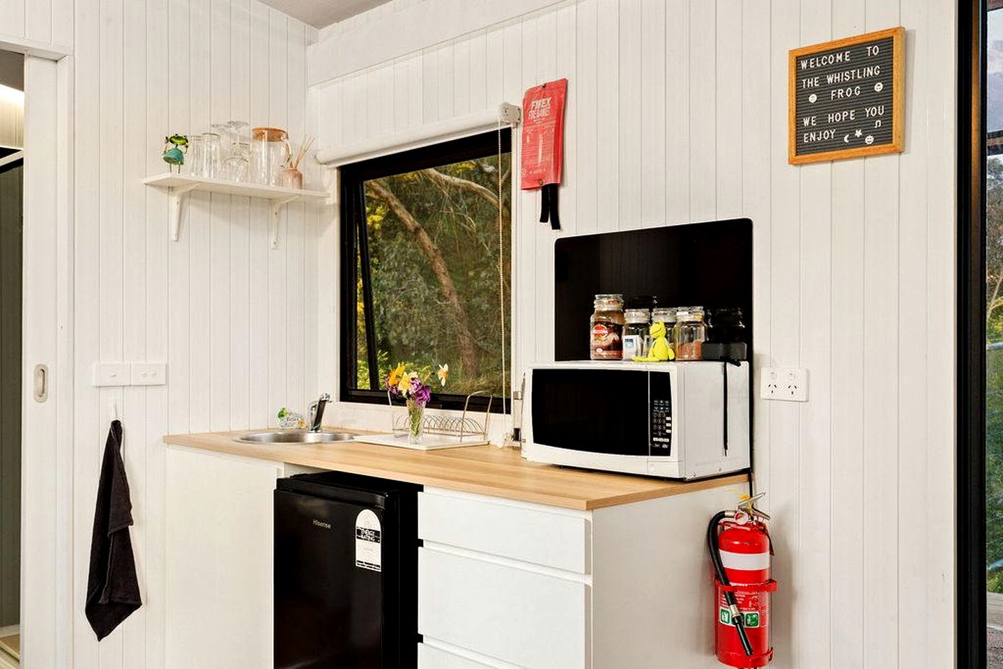 Ideal Tiny House with Abundant Wildlife and Breathtaking Sunset Views in Victoria, Australia